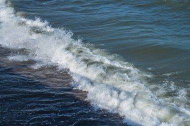 Köpüklü ve köpüklü deniz dalgaları, yaklaşın.
