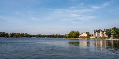 Kaliningrad şehri ve Pregolya nehrinin bulutlu mavi gökyüzü karşısında panoramik manzarası