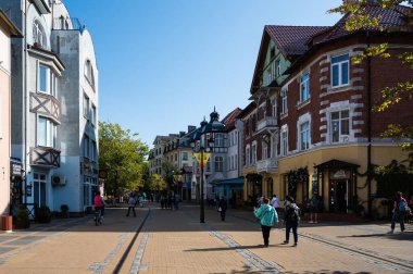RUSSIA, ZELENOGRADSK - EPTEMBER 08, 2020: Eski evler ve turistlerle dolu bir yaya caddesinin sabah görüntüsü
