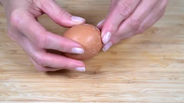 Kadın kabuktan haşlanmış tavuk yumurtası temizliyor. — Stok video