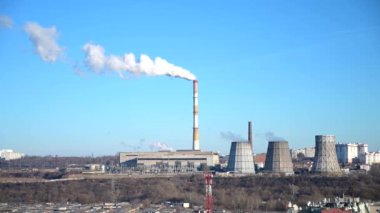 Kışın, elektrik santralinin borularından çıkan beyaz duman evlerin arasında yükselir.