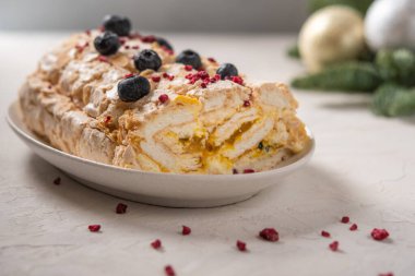 Kremalı, meyveli ve bademli ev yapımı kremalı pasta. 