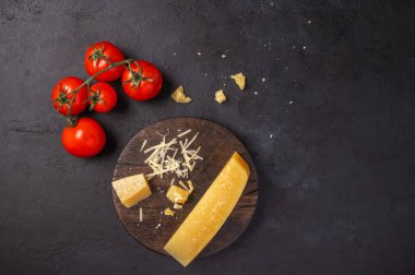 Kiraz domatesleri, parmesan peyniri. 