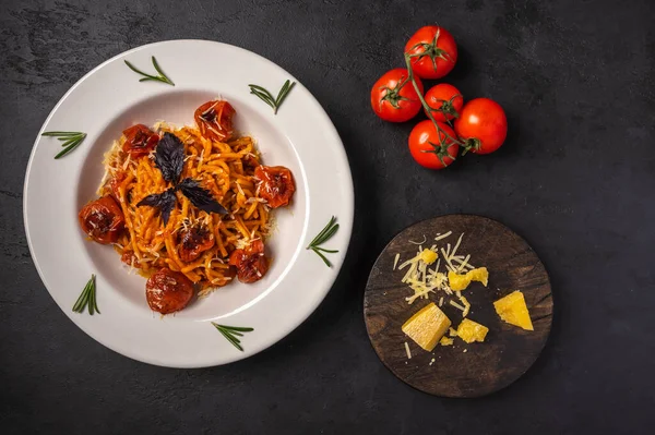 Pasta with baked tomatoes, grated parmesan and pesto — Stock Photo, Image