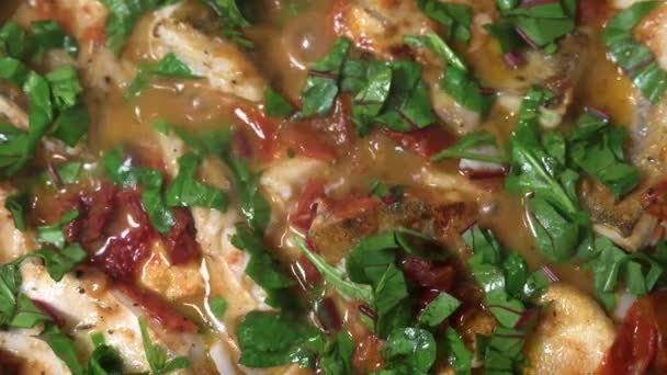 Горіння традиційної сицилійської риби з помідорами, маслинами, петрушкою і червоним перцем. — стокове відео