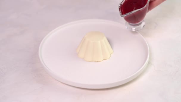Жіноча рука наливає малиновий сироп Пана котедж на білій тарілці — стокове відео