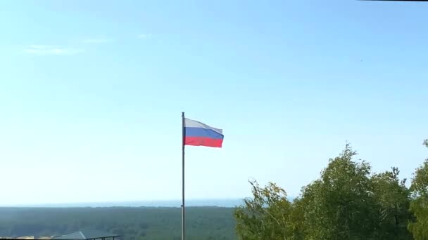Narodowa flaga Rosji machająca na wietrze przeciwko błękitnemu niebu z chmurami — Wideo stockowe