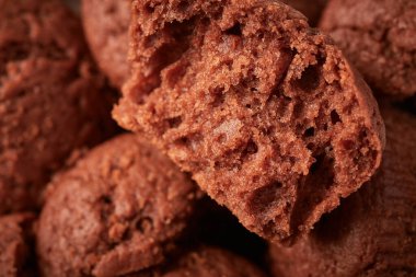 Diğerlerinin arka planında yarım çikolatalı kek.