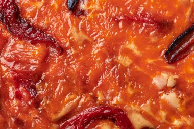 Tavuklu ev yapımı kiş turtası, kurutulmuş domates, çedar peyniri