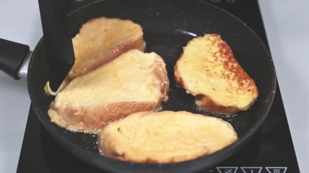 La donna ribalta in una padella per friggere la crosta rubiconda su fritta — Video Stock
