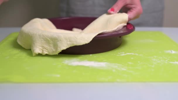 Γυναίκα μάγειρας βάζει έλασης ζύμη στο πιάτο ψησίματος — Αρχείο Βίντεο
