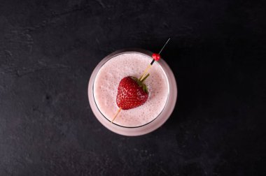 Lassi yoğurtla yenileyen geleneksel Hint içkisidir.