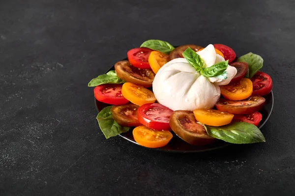 Burrata italienne traditionnelle au basilic et tomates — Photo