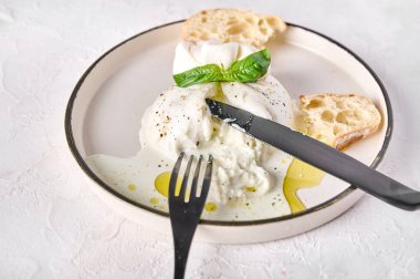 Ciabatta ekmekli ve çatallı Burrata peyniri.