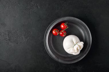 İtalyan burrata peyniri ve bir dal vişneli domates.