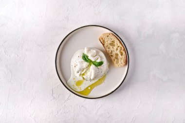 İtalyan usulü burrata peyniri, ciabatta ekmeği ve zeytinyağı.