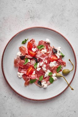 Dikey yönelim prosciutto coppa di parma jambon dilimleri ricotta peyniri, domates, kapari