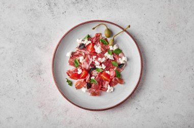 Peynirli, domatesli, kapari ve fesleğenli Coppa di parma jambonu.