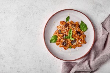 Patlıcan, domates sosu ve peçeteli fesleğen.