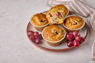 Vişneli ve üzümlü ev yapımı kekler.