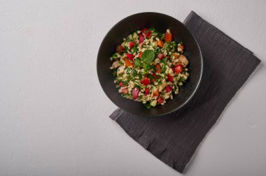 Bulgur, kuskus, kümes hayvanları ve maydanozdan yapılmış Arap geleneksel salata tabbouleh 'si. nane