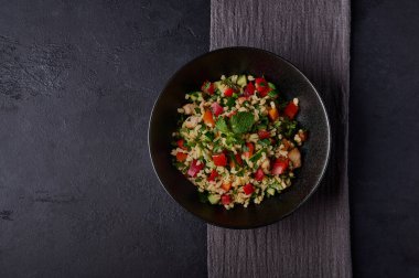 Geleneksel bulgur, kuskus, kümes hayvanları, maydanozdan yapılmış salata tabbouleh. nane