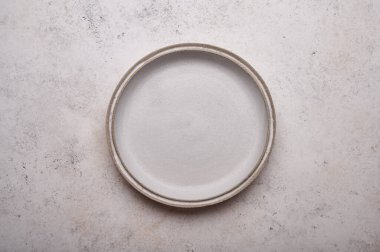 Açık beton masa zemininde boş seramik plaka. Uzayı kopyala Menü tarifi konsepti