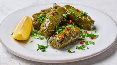 Makro dolma, pirinç, et, maydanoz, biber ve limonla doldurulmuş üzüm yaprakları.