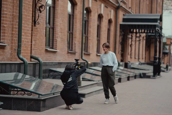 Ung Kvinnlig Fotograf Strosar Längs Gränden Med Flickvän Resenärer Går — Stockfoto