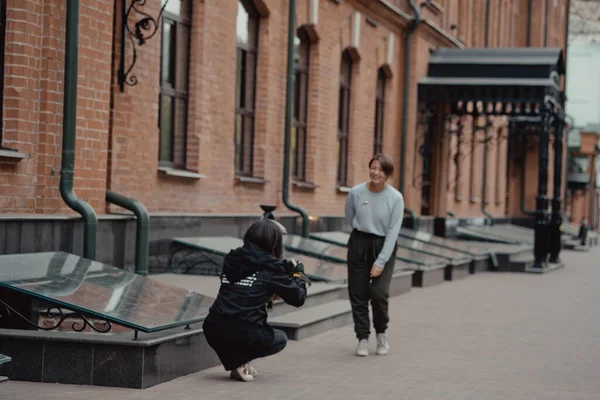 Ung Kvinnlig Fotograf Strosar Längs Gränden Med Flickvän Resenärer Går — Stockfoto