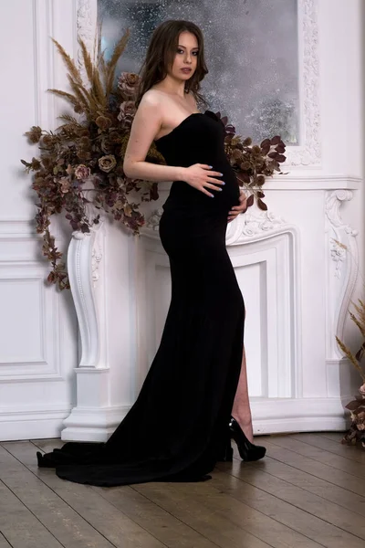 주만에 아름다운 스튜디오에서 드레스를 개월된 아이가 촬영을 있습니다 멋지게 임산부가 — 스톡 사진