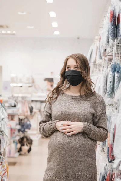 Joven Mujer Embarazada Hermosa Máscara Higiénica Elegir Ropa Bebé Cochecito — Foto de Stock