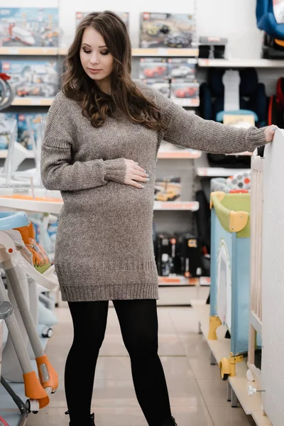 Ung Vacker Gravid Kvinna Väljer Barnvagn Eller Barnvagn Vagn För — Stockfoto