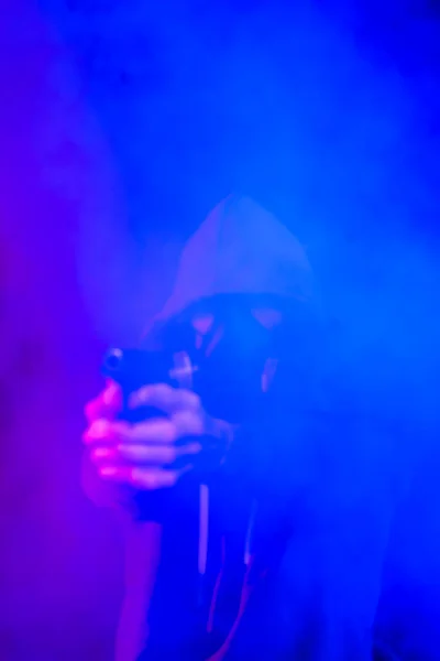 Retrato Hombre Anónimo Hacker Con Máscara Neón Sobre Fondo Oscuro — Foto de Stock