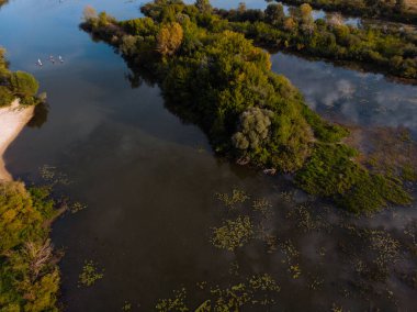 Gün batımında ormandaki göl manzarası şehrin en güzel yeridir.
