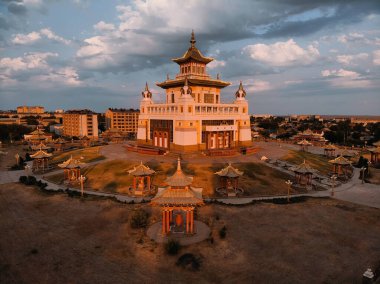 Kalmykia 'daki Buddha Shakyamuni' nin (Büyük Hurul) Arerial view Budist kompleksi Altın Tapınağı. Elista, Rusya - 19 Temmuz 2020. Günbatımında ve gökyüzünde Büyük Hurul. Salgın. Misafirlere kapalı.