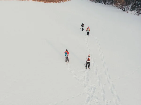 Antenne Schneeschuhwanderer Winteraktivität Freien Und Gesunder Lebensstil Wintersport Wanderin Wandert — Stockfoto