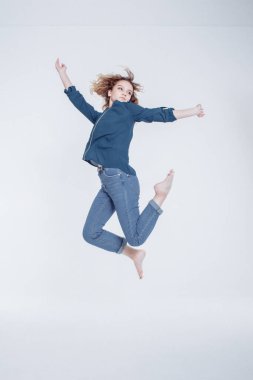 Stüdyoda dans eden komik Avrupalı kıvırcık saçlı kız. Neşeli moda atlayan hippi kız portresi