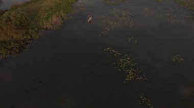 Göldeki SUP tahtalı turistlerin en iyi görüntüsü. Sörf yapan insanlarla dolu güzel, berrak bir su. Arka planda kürek çeken insanların olduğu deniz manzarası