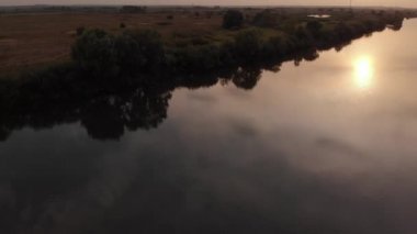 Göldeki SUP tahtalı turistlerin en iyi görüntüsü. Sörf yapan insanlarla dolu güzel, berrak bir su. Arka planda kürek çeken insanların olduğu deniz manzarası