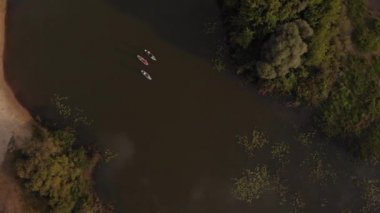 Göldeki SUP tahtalı turistlerin en iyi görüntüsü. Sörf yapan insanlarla dolu güzel, berrak bir su. Arka planda kürek çeken insanların olduğu deniz manzarası