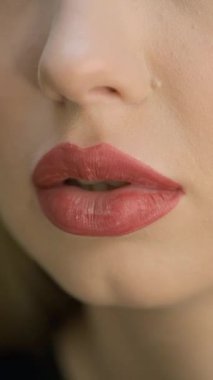 Moda Endüstrisinin Sahne Arkası. Profesyonel bir makyöz modelin gözlerini boyar. Sanatsal bir fotoğraf çekimi için hazırlık. Makyaj için makyaj fırçası kullanan makyöz kadın güzellik modeli. Güzel bir kadın için makyaj yüzünü kapat..