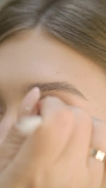 Entre Bastidores Industria Moda Maquillador Profesional Pinta Los Ojos Modelo — Vídeos de Stock