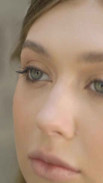 Les Coulisses Industrie Mode Maquilleur Professionnel Peint Les Yeux Modèle — Video