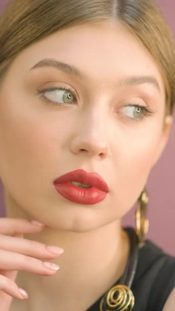 Moda Endüstrisinin Sahne Arkası Profesyonel Bir Makyöz Modelin Gözlerini Boyar — Stok video