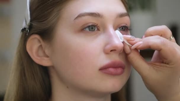 Förbereda Modellens Hud För Applicering Makeup Bearbetar Ansiktet Med Borste — Stockvideo