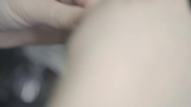 Saç yapısındaki botoks bileşimini kapatıyorum. Keratin düzleştirme ve saç restorasyonu. Yakın plan el stilisti, keratinin nemli saçı için bir fırça yardımıyla uygulanır.