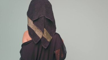 Kuru vücut fırçası, selüliti azaltmak, lenf sistemini detokse etmek ve güzel pürüzsüz bir cilt elde etmek için vücudunu kurutan kadın. Sabah sağlık ve enerji rutininin bir parçası olarak kuru cilt fırçalama.