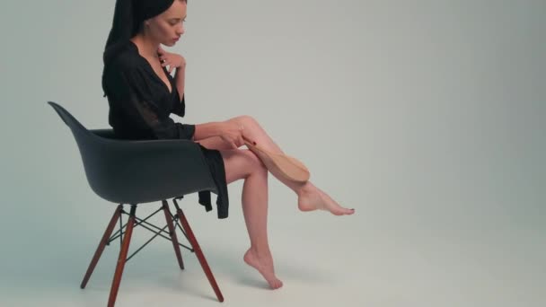 Γυναίκα Κάνει Μασάζ Ποδιών Βούρτσα Νεαρή Λεπτή Γυναίκα Χρησιμοποιεί Ένα — Αρχείο Βίντεο