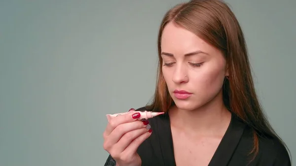 Jonge Mooie Vrouw Brengt Een Lipgloss Aan Haar Lippen Meisje — Stockfoto